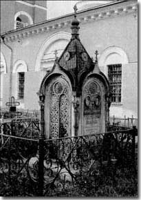 Надгробие-часовенька на могиле богородских купцов Поляковых